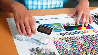 写真：色の検査調整作業風景1